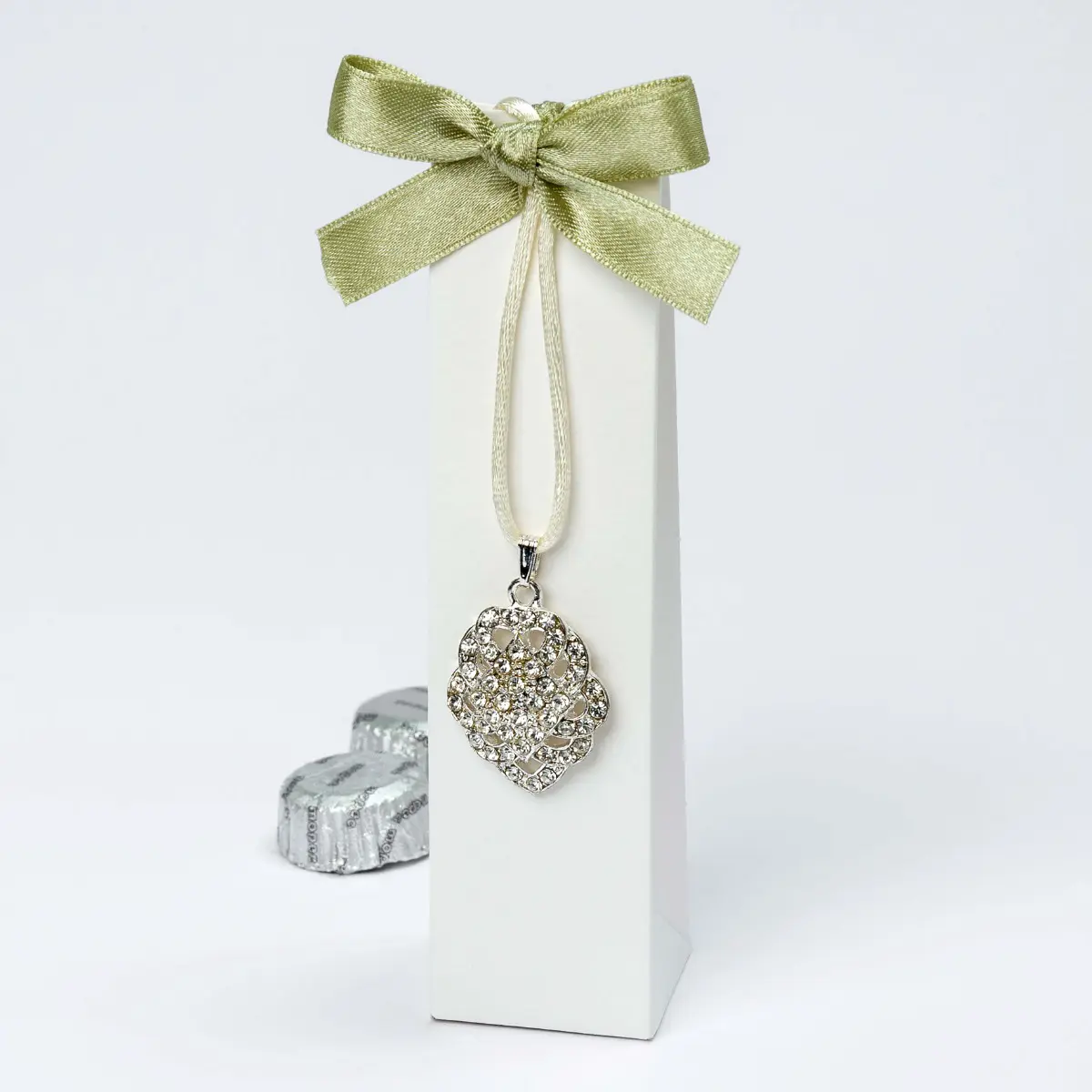 Estuche Colgante strass lazo verde con 2 bombones