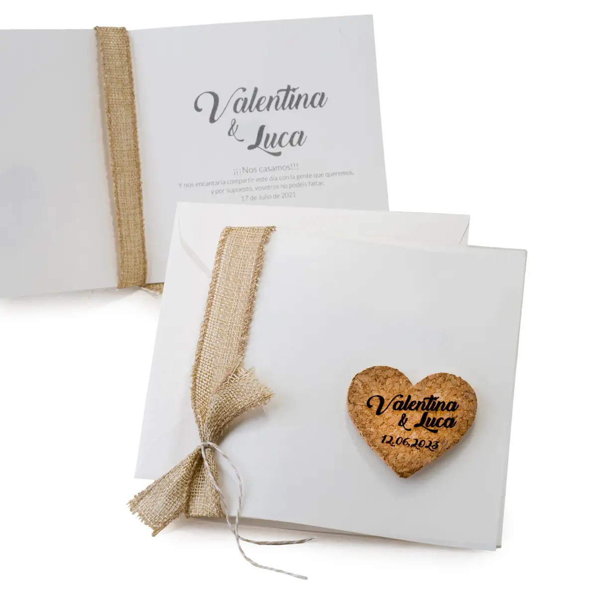 Invitación y sobre de boda con detalle de corazón