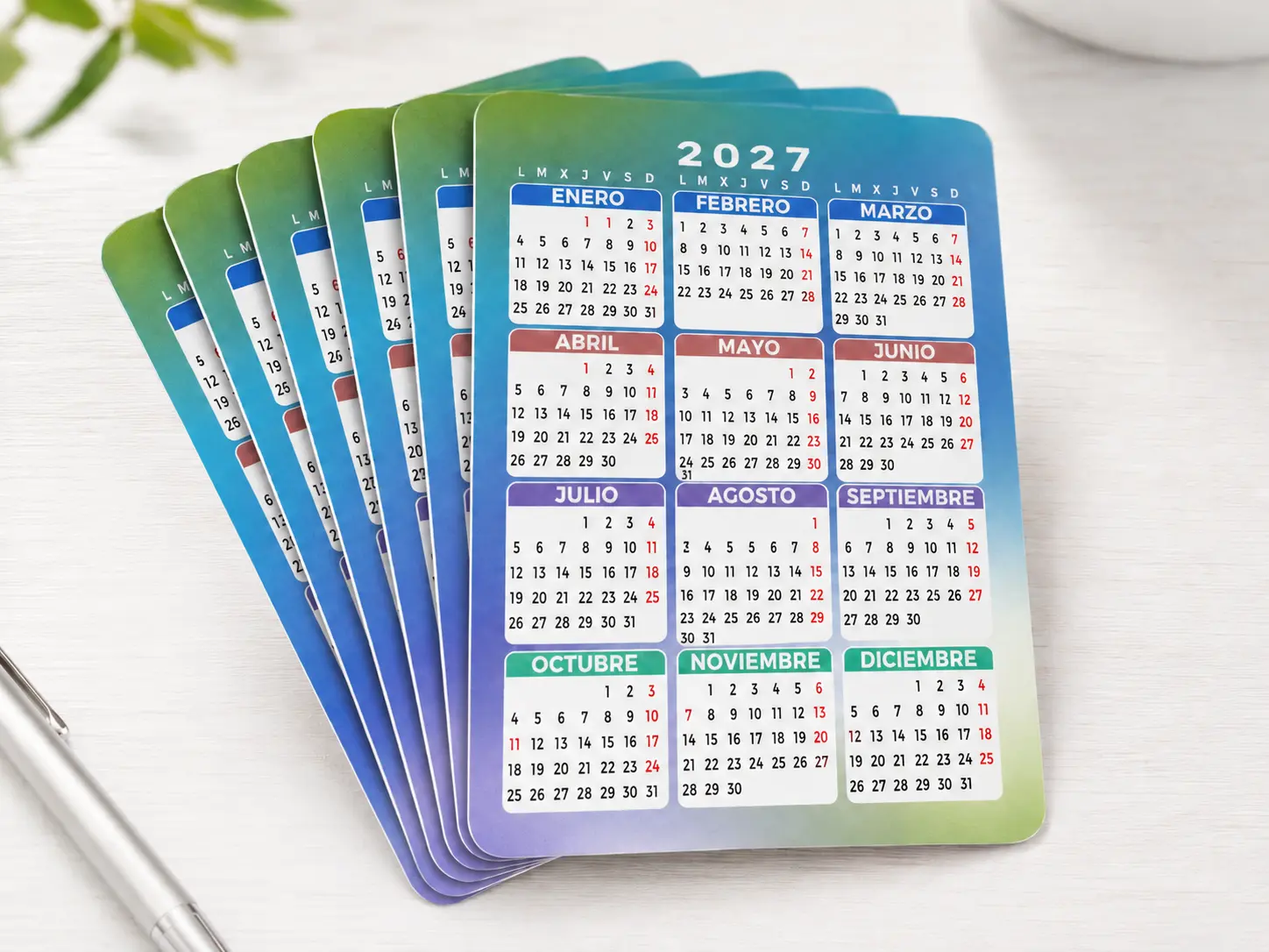 Calendarios de bolsillo personalizados 2027 presentados en abanico